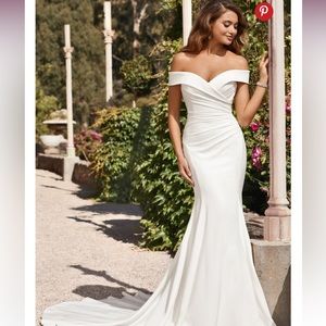 BRAND NEW WEDDING GOWN NEVER WORN